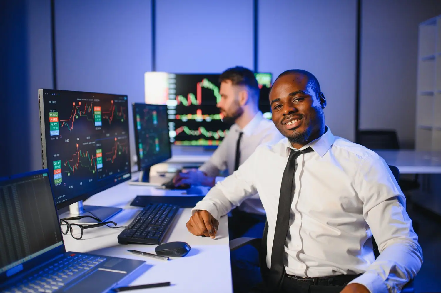 Ergonomiczne stanowisko do tradingu nocnego
