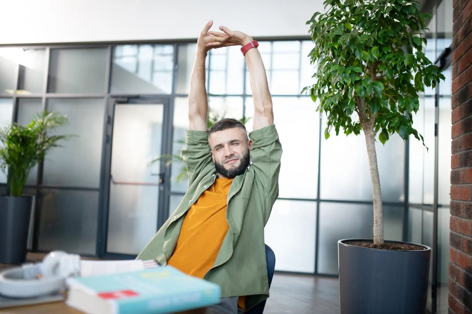 Proste ćwiczenia na ból pleców dla osób pracujących siedząco