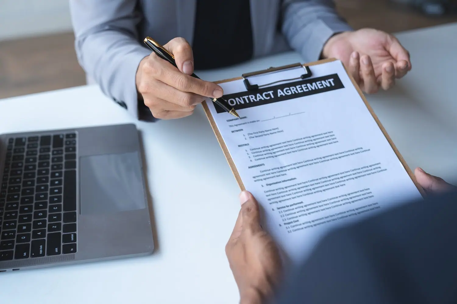 Jakie są różnice między umową o pracę a umową B2B dla programisty